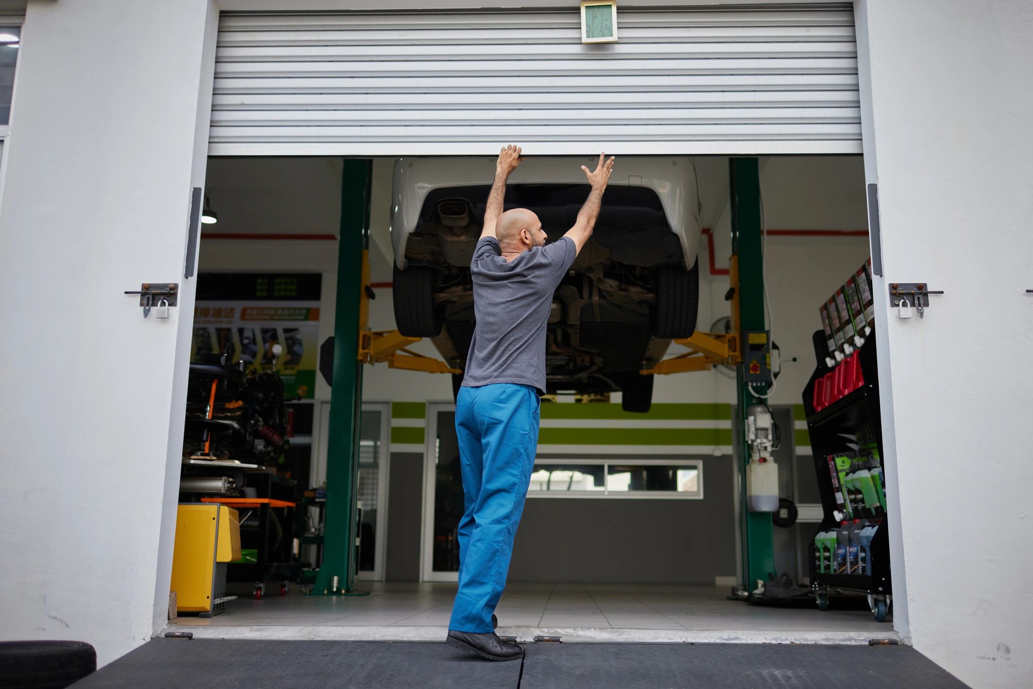 Japanese car repair shop exterior