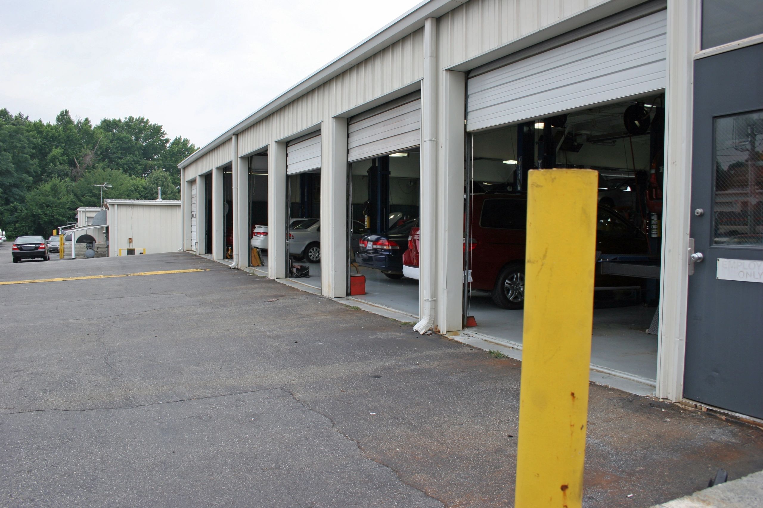 Japanese auto repair shop exterior modern